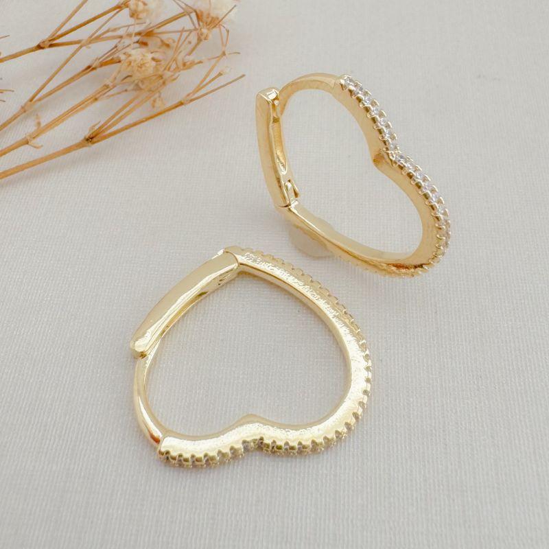 05.3066.1.O - Argola em formato coração com frontal de uma coluna cravejada