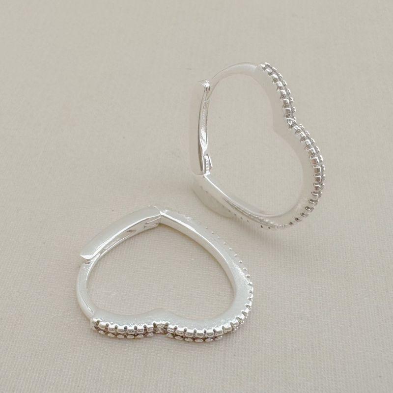 05.3066.1.S - Argola em formato coração com frontal de uma coluna cravejada