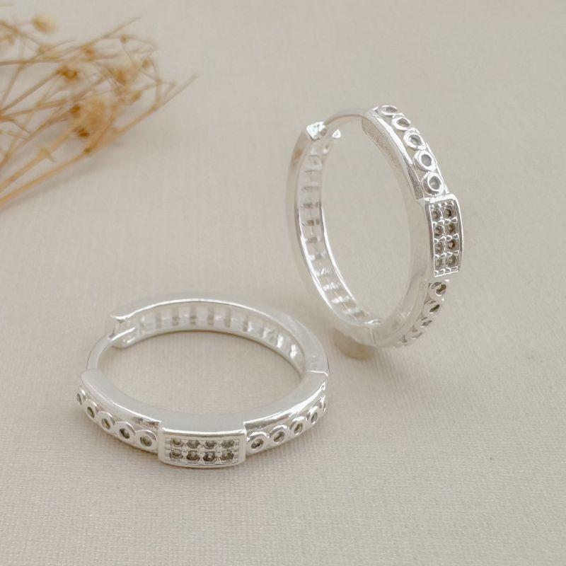 05.3067.1.S - Argola circular com frontal de uma coluna em cravação inglesa com retângulo central