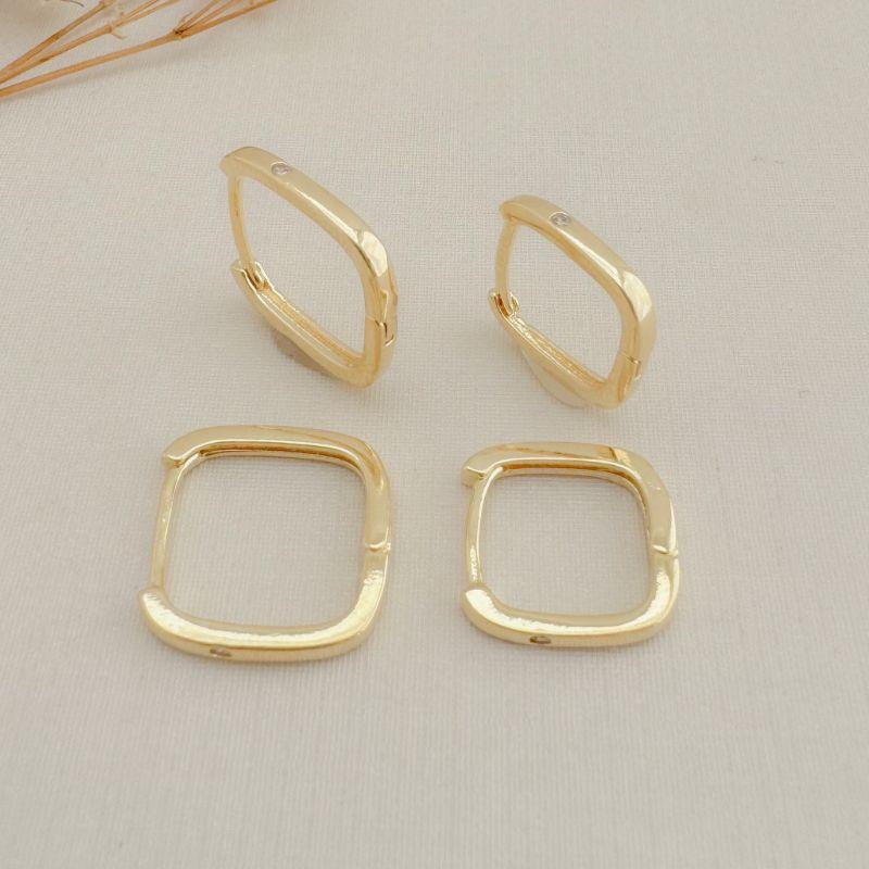 05.3068.1.O - Dupla de argolas quadradas finas com um ponto de luz na extremidade inferior