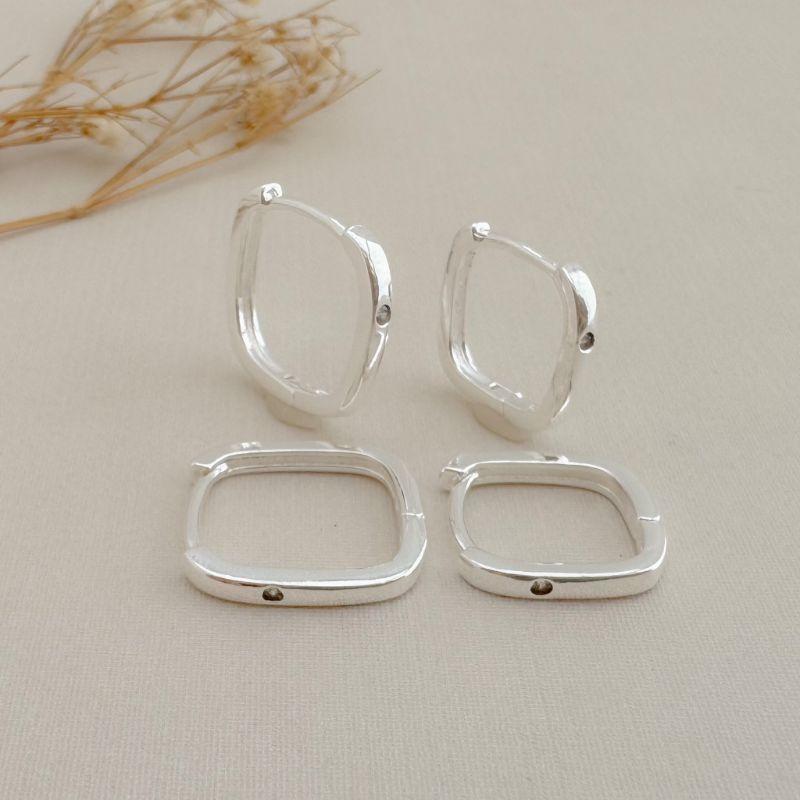 05.3068.1.S - Dupla de argolas quadradas finas com um ponto de luz na extremidade inferior