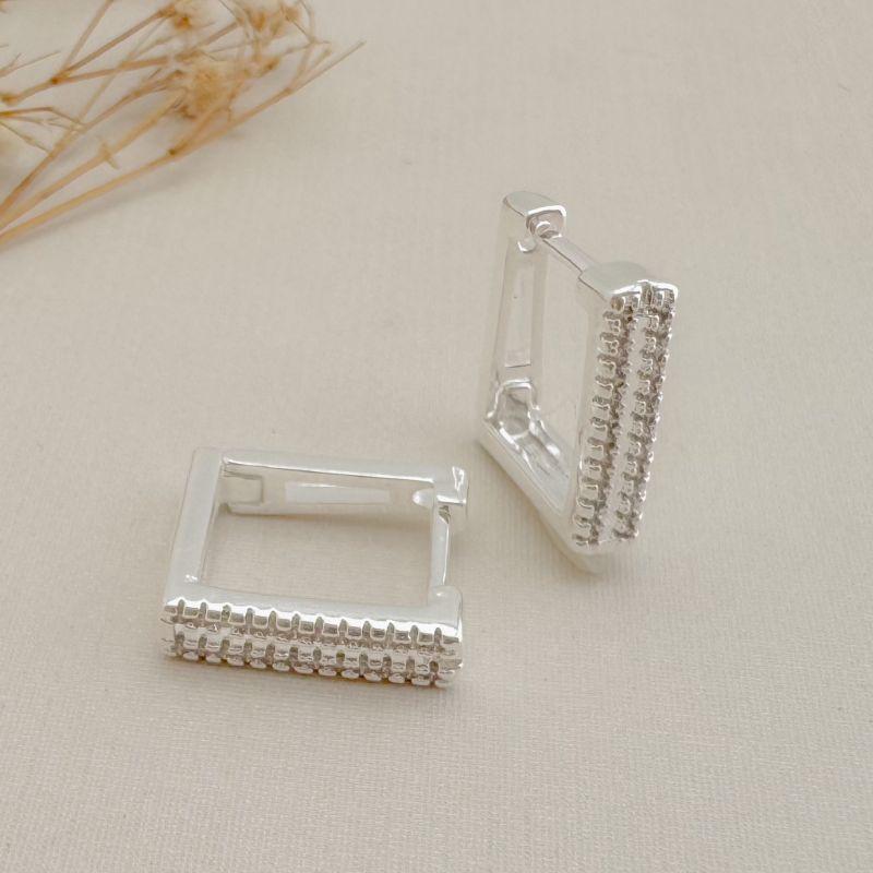 05.3070.1.S - Argola quadrada de duas colunas frontais cravejadas separadas