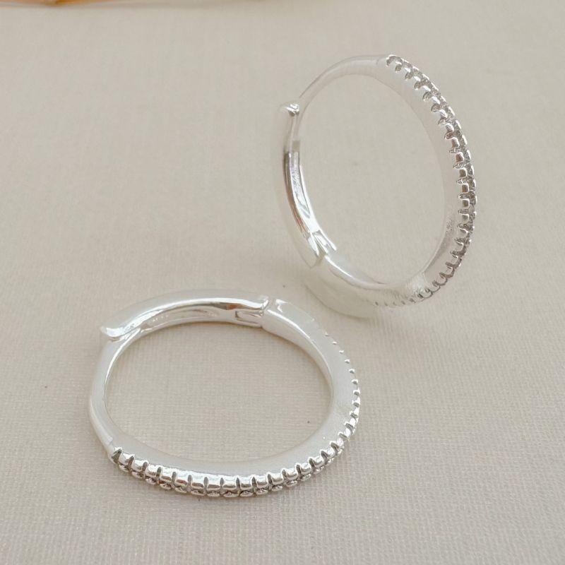 05.3071.1.S - Argola circular 19mm com uma coluna cravejada frontal