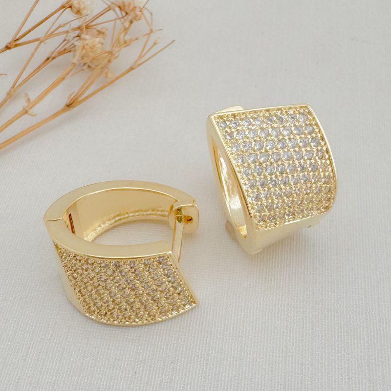 05.3072.1.O - Argola oval com parte frontal larga cravejada em chuveiro com borda alta lisa