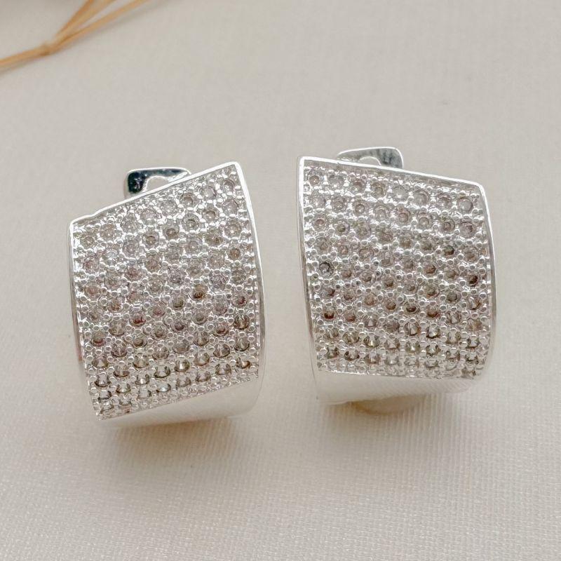 05.3072.1.S - Argola oval com parte frontal larga cravejada em chuveiro com borda alta lisa