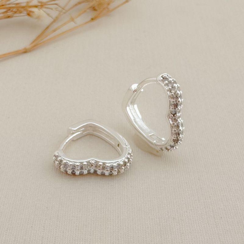 05.3076.1.S - (Tam.P) Argola de formato coração de duas colunas cravejadas frontal