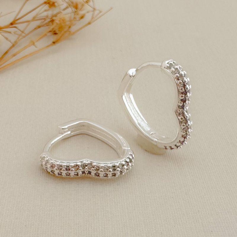 05.3077.1.S - (Tam.G) Argola de formato coração de duas colunas cravejadas frontal