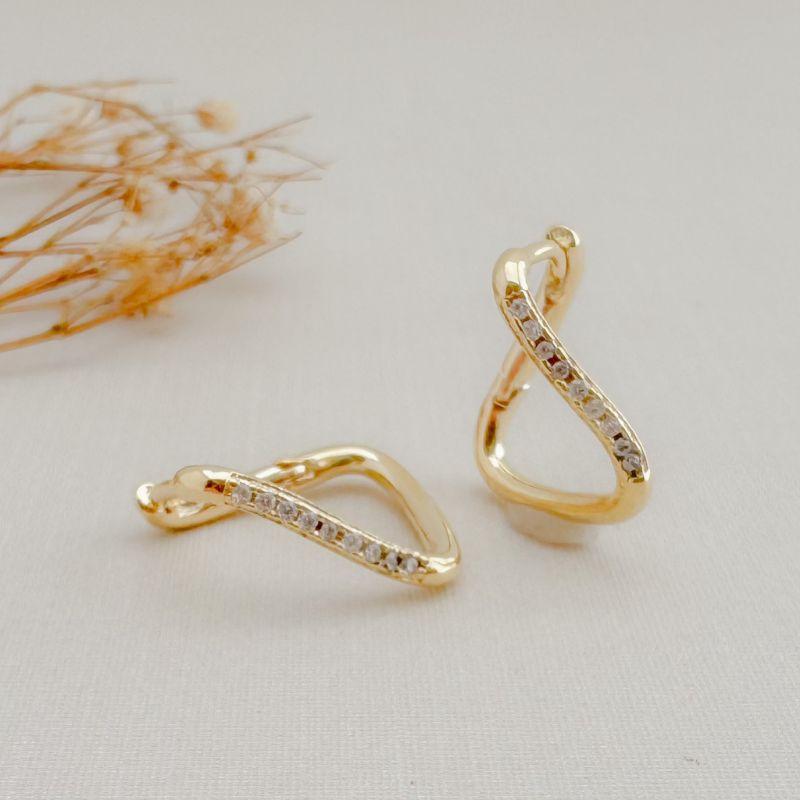 05.3078.1.O - Argola retangular em efeito torcida infinito com frontal cravejada de uma coluna