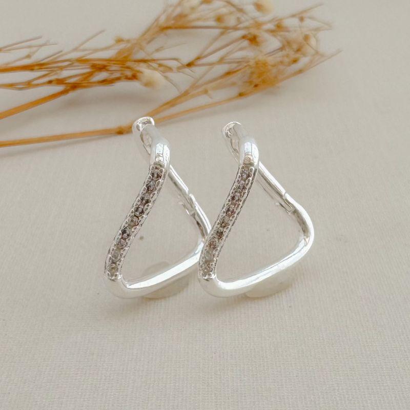 05.3078.1.S - Argola retangular em efeito torcida infinito com frontal cravejada de uma coluna