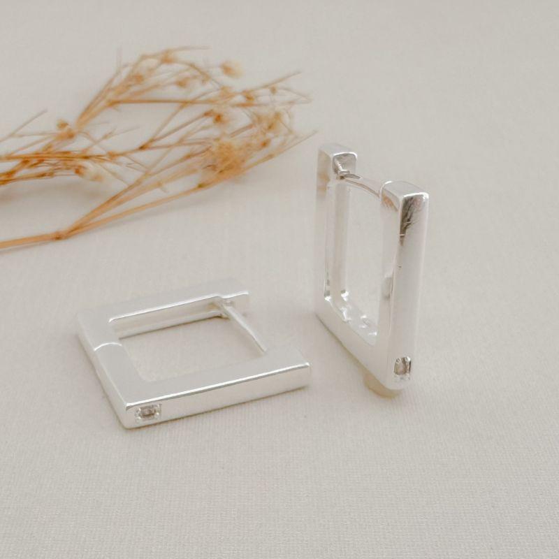 05.3079.1.S - Argola quadrada reta com micro em extremidade inferior