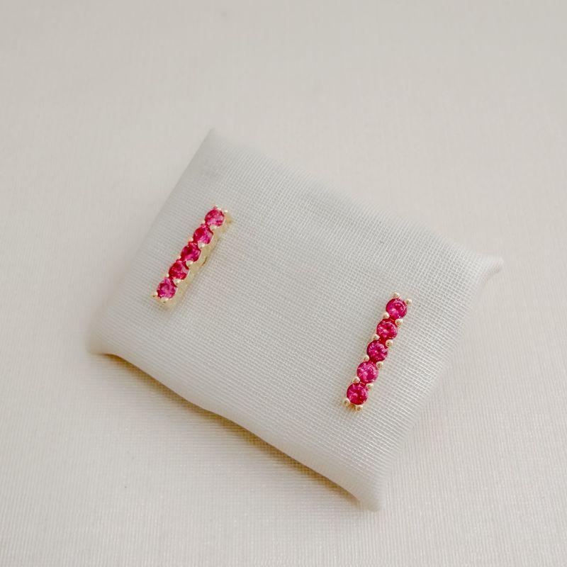 07.2728.6.O - Brinco de traço cravejado com cinco pedras em estilo riviera