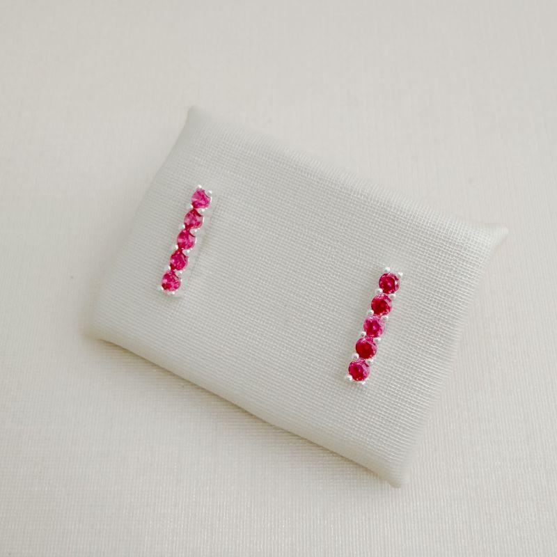 07.2728.6.S - Brinco de traço cravejado com cinco pedras em estilo riviera