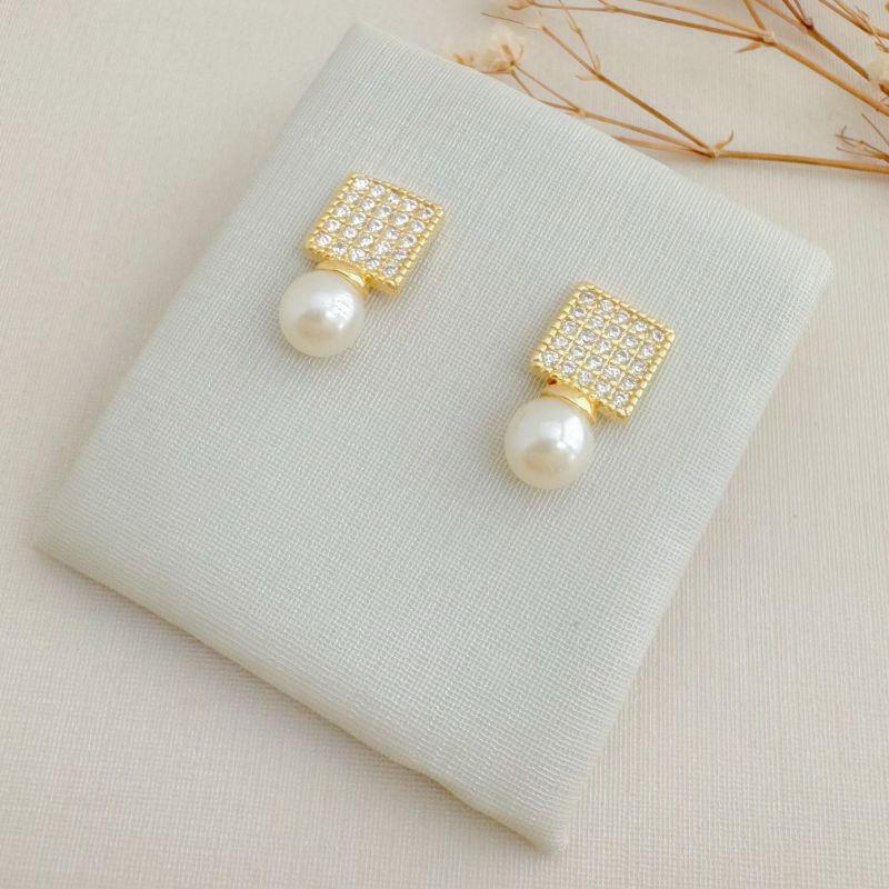 07.2733.15.O - Brinco quadrado cravejado com pérola em parte inferior