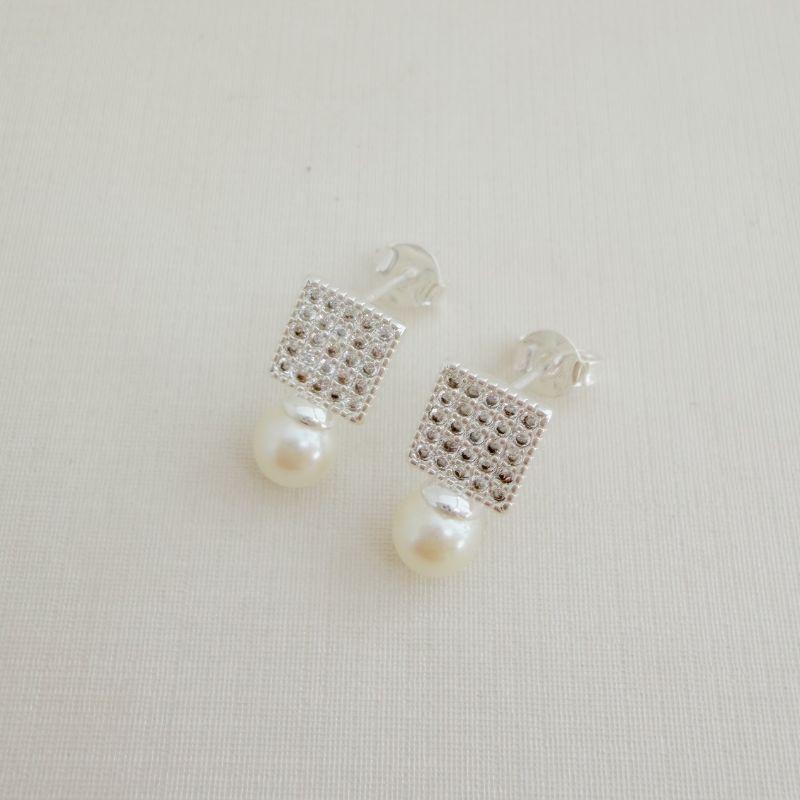 07.2733.15.S - Brinco quadrado cravejado com pérola em parte inferior