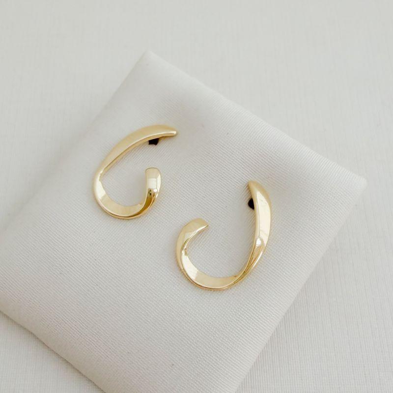 07.2734.0.O - Brinco de barra lisa orgânica em formato J de lado