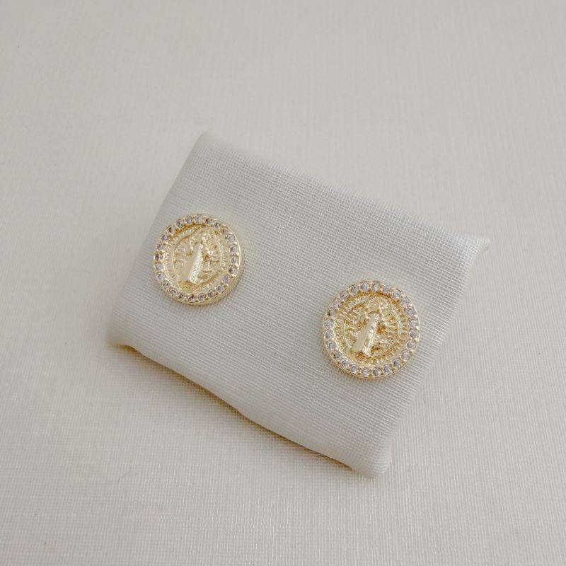 07.2735.1.O - Brinco de moeda de São Bento com borda de uma linha aura cravejaa