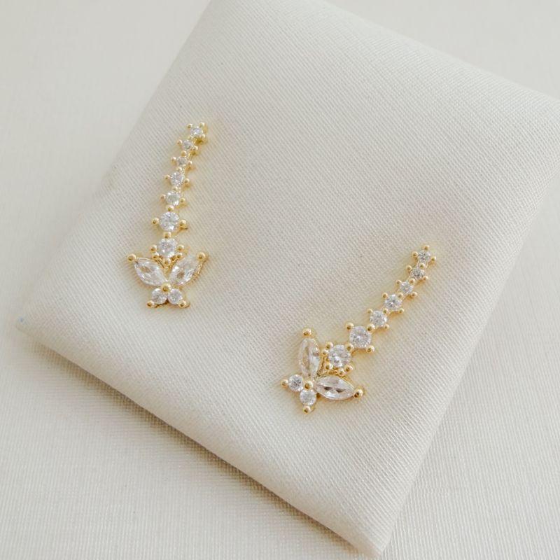 07.2736.1.O - Brinco mini ear-jacket de uma coluna  de cravação garras com borboleta em navetes