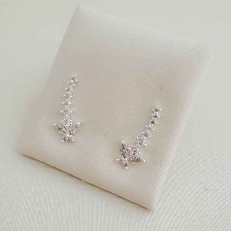 07.2736.1.S - Brinco mini ear-jacket de uma coluna  de cravação garras com borboleta em navetes