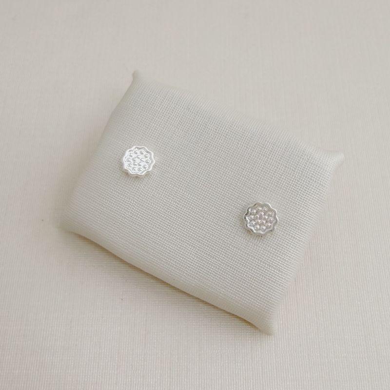 07.2738.0.S - Brinco de formato irregular em efeito spikes com borda lisa alta