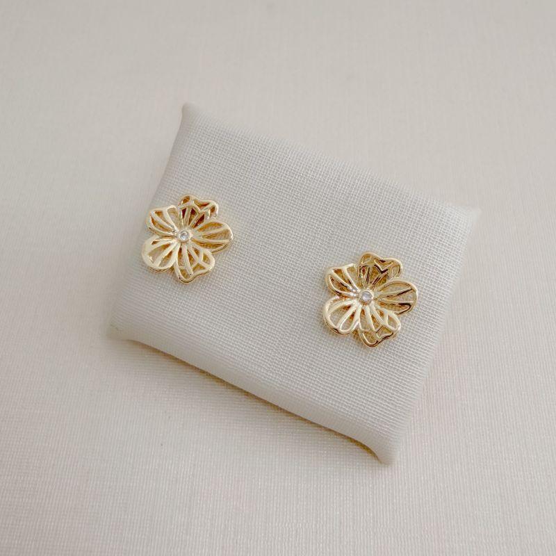 07.2741.1.O - Brinco de flor petúnia lisa em efeito vazados com central de ponto de luz