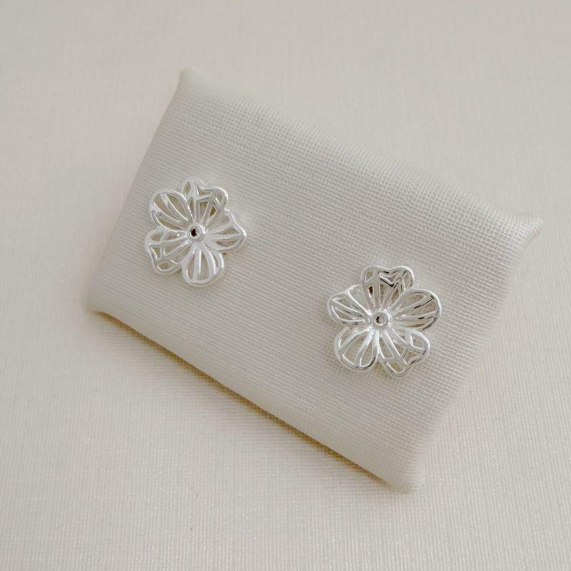 07.2741.1.S - Brinco de flor petúnia lisa em efeito vazados com central de ponto de luz