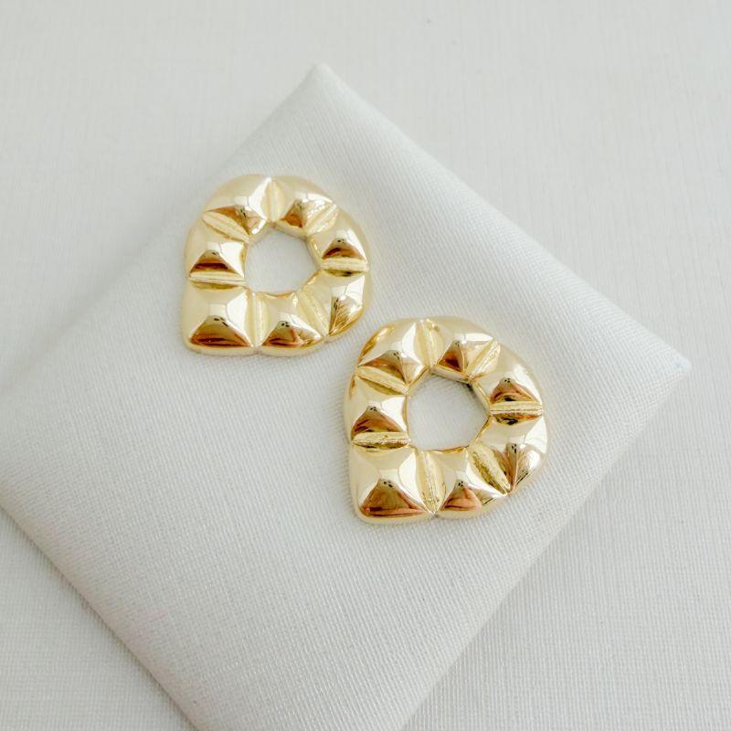 07.2742.0.O - Brinco formato gota invertida em efeito matelassê liso