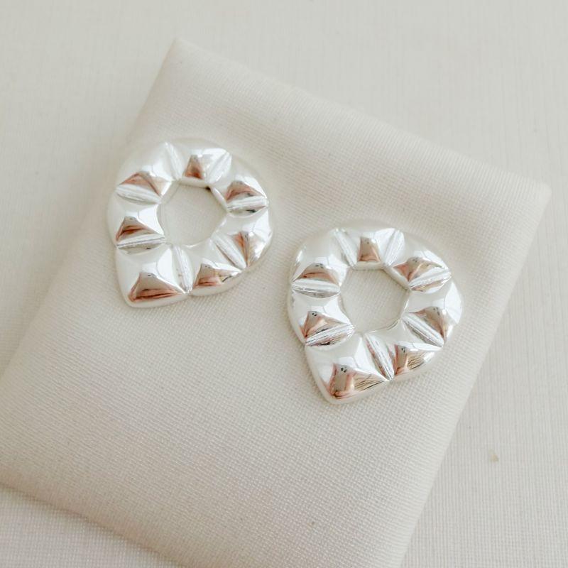 07.2742.0.S - Brinco formato gota invertida em efeito matelassê liso