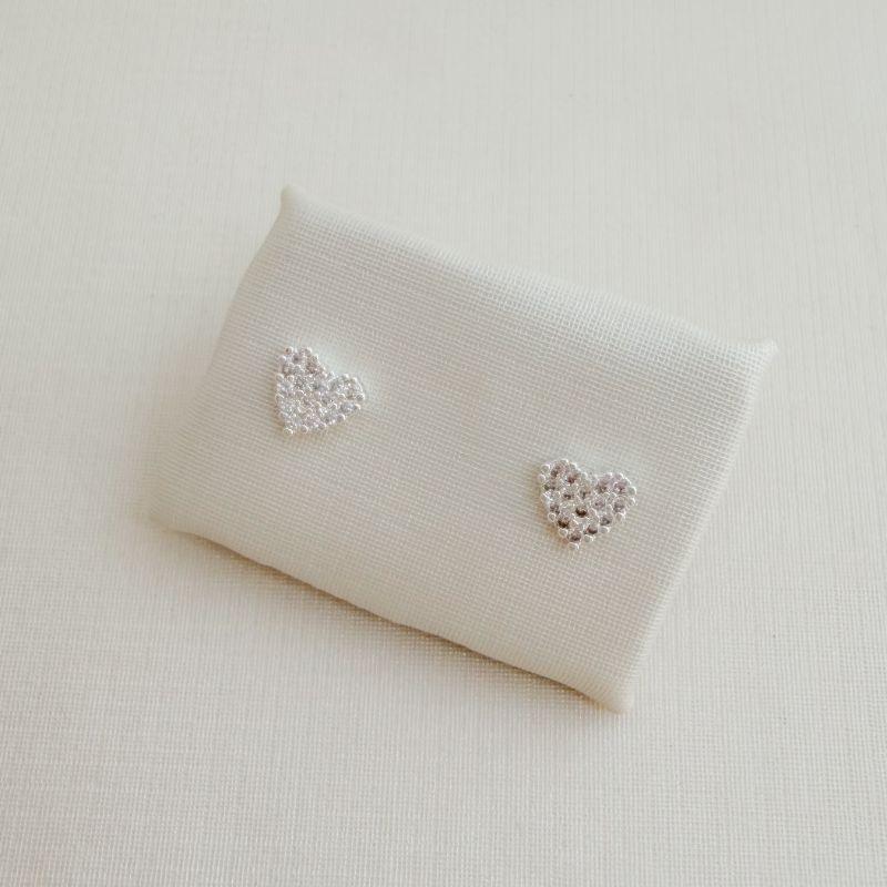 07.2746.1.S - (Tam.P) Brinco formato coração em cravação chuveiro sem borda