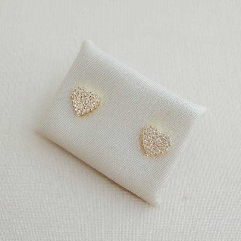 07.2747.1.O - (Tam.M) Brinco formato coração em cravação chuveiro sem borda