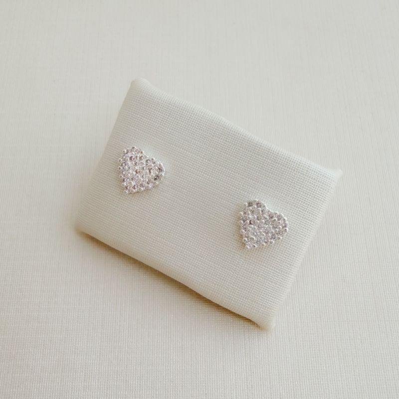 07.2747.1.S - (Tam.M) Brinco formato coração em cravação chuveiro sem borda