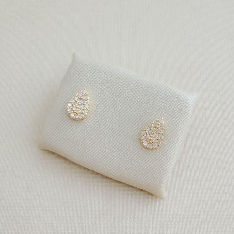 07.2749.1.O - (Tam.P) Brinco formato gota em cravação chuveiro sem borda