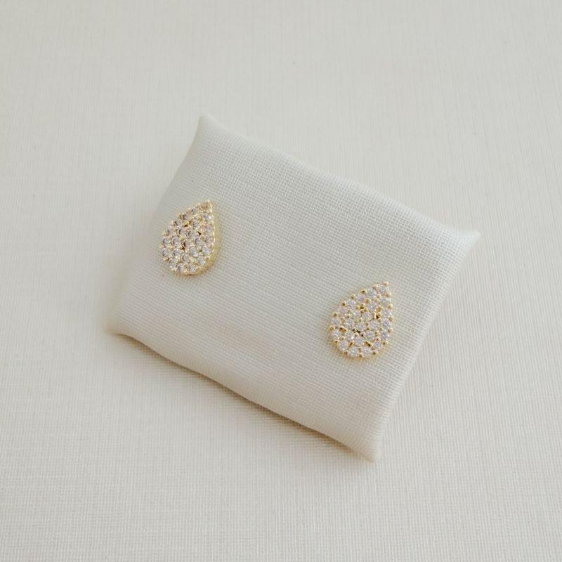 07.2750.1.O - (Tam.M) Brinco formato gota em cravação chuveiro sem borda