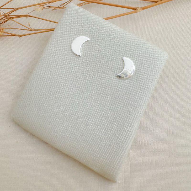 07.2756.0.S - Brinco de formato meia lua em chapa lisa simples