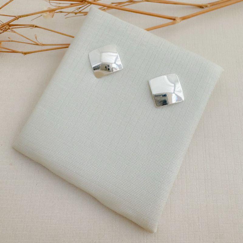 07.2757.0.S - Brinco de formato losango abaloado em chapa lisa simples