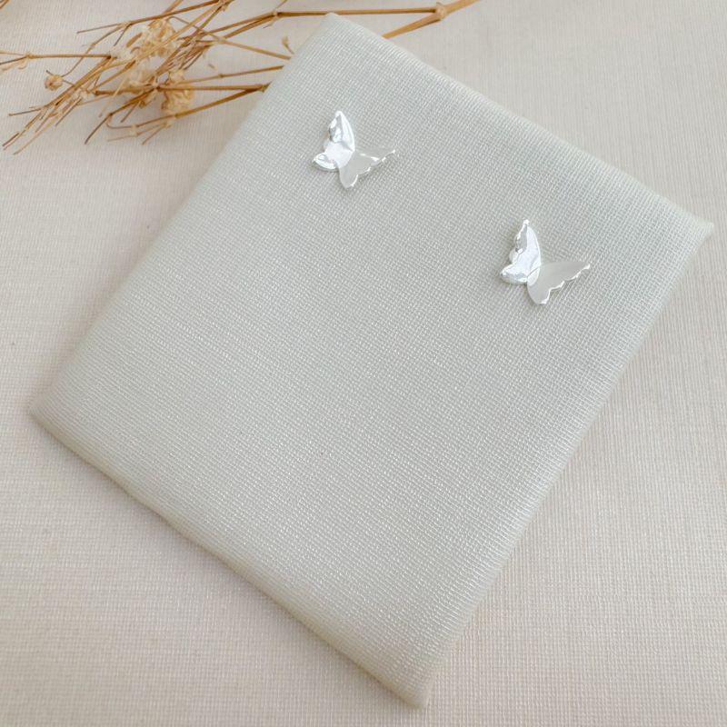 07.2758.0.S - (Tam.P) Brinco em formato borboleta monarca em chapa lisa simples