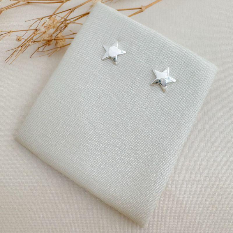 07.2761.0.S - (Tam.G) Brinco formato estrela abaloada em chapa lisa simples