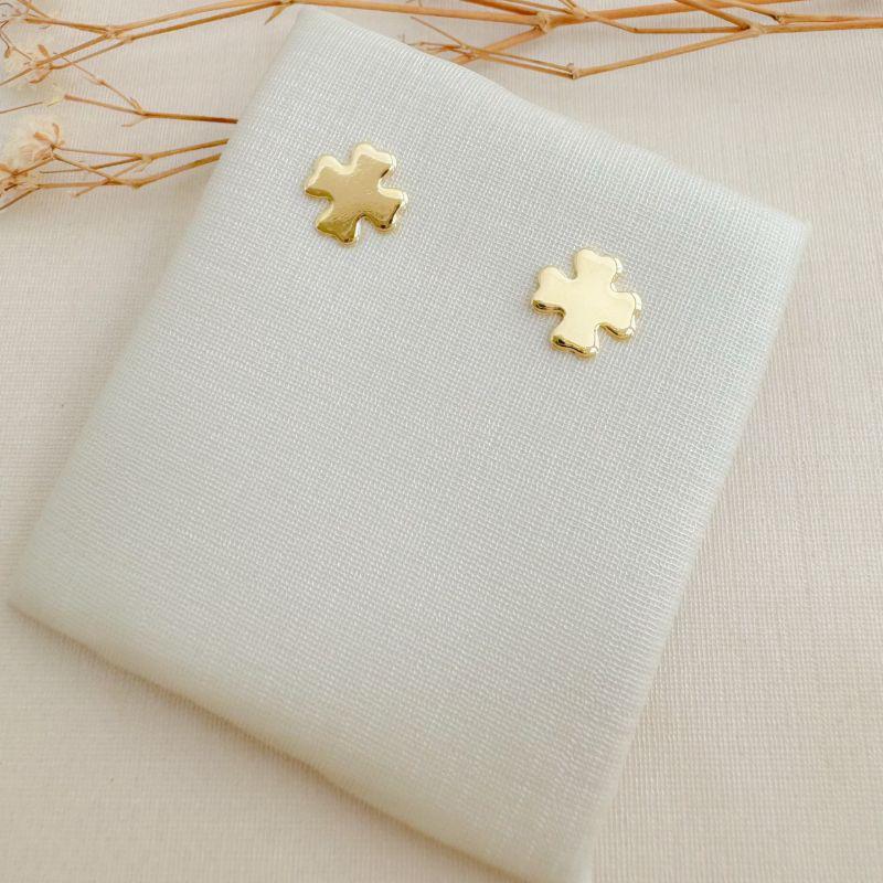 07.2764.0.O - Brinco de formato cruz de malta em chapa lisa com bordas aredondadas