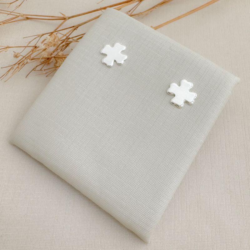 07.2764.0.S - Brinco de formato cruz de malta em chapa lisa com bordas aredondadas