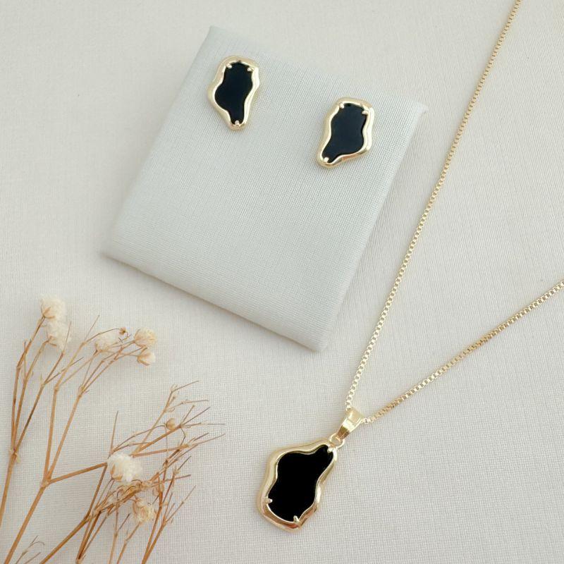 08.0606.2.O - (45) Conjunto em veneziana de pingente em formato orgânico em resina com borda lisa