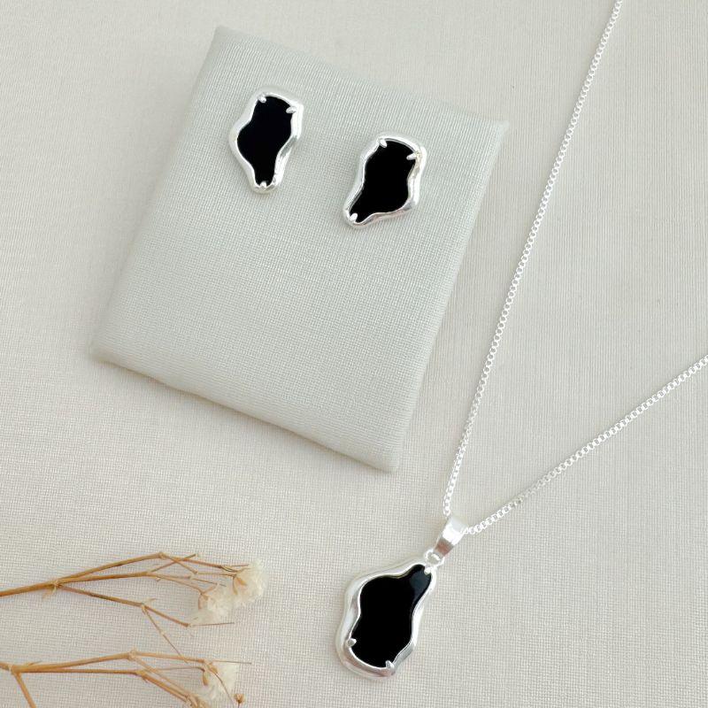 08.0606.2.O - (45) Conjunto em veneziana de pingente em formato orgânico em resina com borda lisa