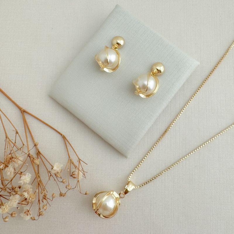 08.0609.15.O - Conjunto de base moeda abaloado com pingente de pérola envolvida por barras orgânicas