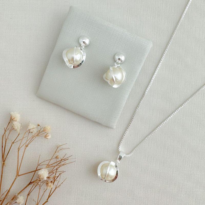 08.0609.15.S - Conjunto de base moeda abaloado com pingente de pérola envolvida por barras orgânicas