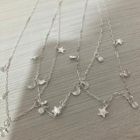 09.1447.0.P - (35) Colar de elos cartier com pingentes de luas e estrelas