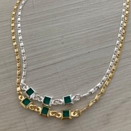 09.1482.5.O - (32) Gargantilha de elos piastrine com tres pedras quadradas em ingles