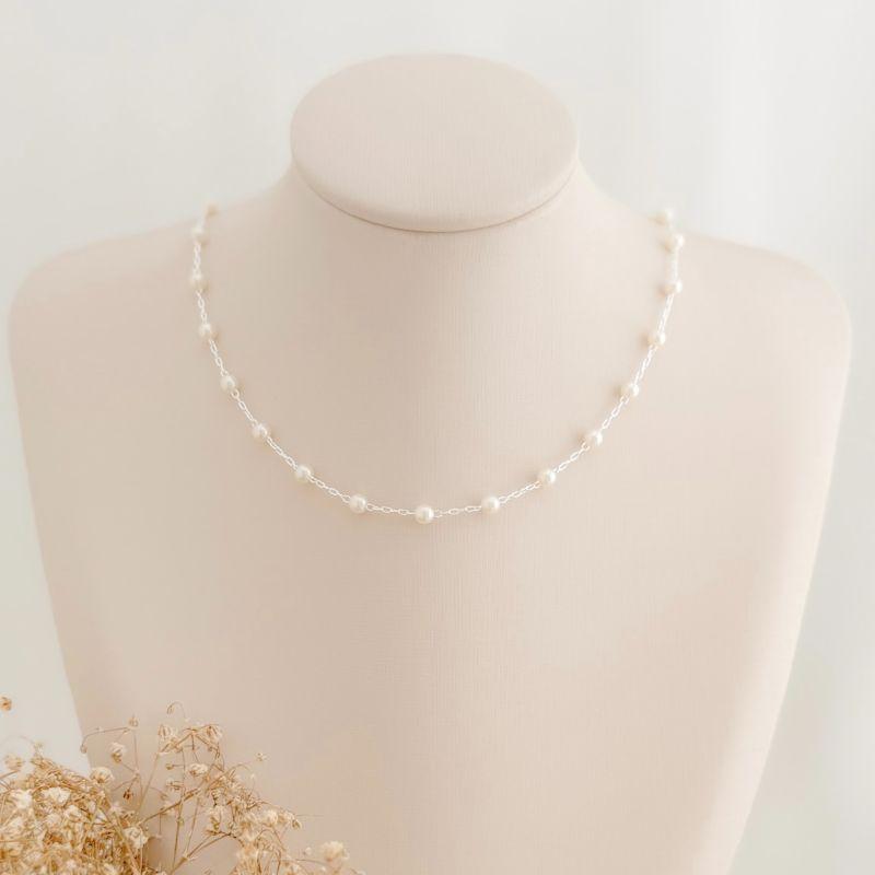 09.2358.15.S - (32) Colar de pérolas espaçadas em corrente cartier