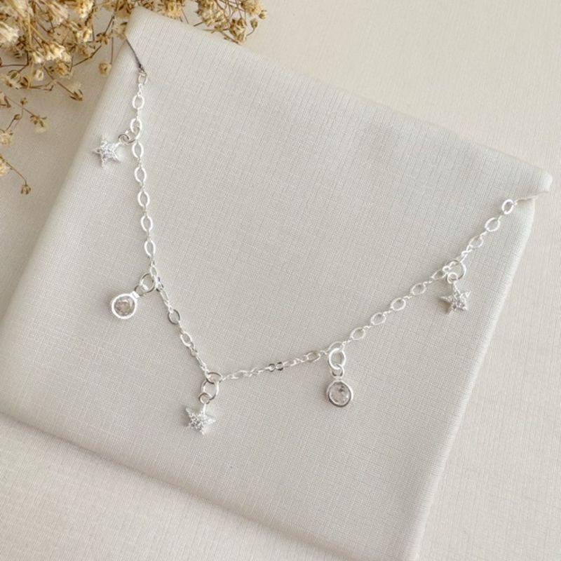 09.2368.1.S - (32) Colar choker com pingentes de estrela cravejada e pontos de luz, corrente de elo americano