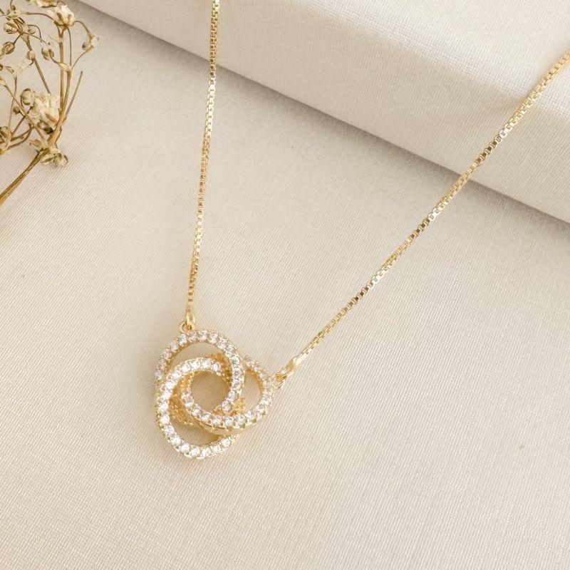 09.2380.1.O - (45) Colar de pingente silhueta triade cravejada com corrente veneziana