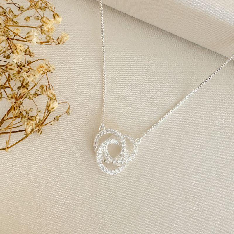 09.2380.1.S - (45) Colar de pingente silhueta triade cravejada com corrente veneziana