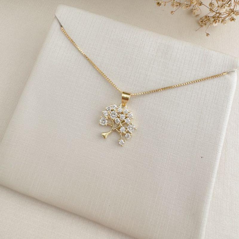 09.2388.1. - (45) Colar de veneziana com pingente árvore com folhas cravejadas