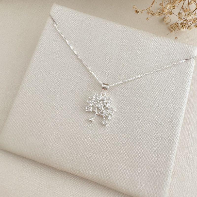 09.2388.1.S - (45) Colar de veneziana com pingente árvore com folhas cravejadas